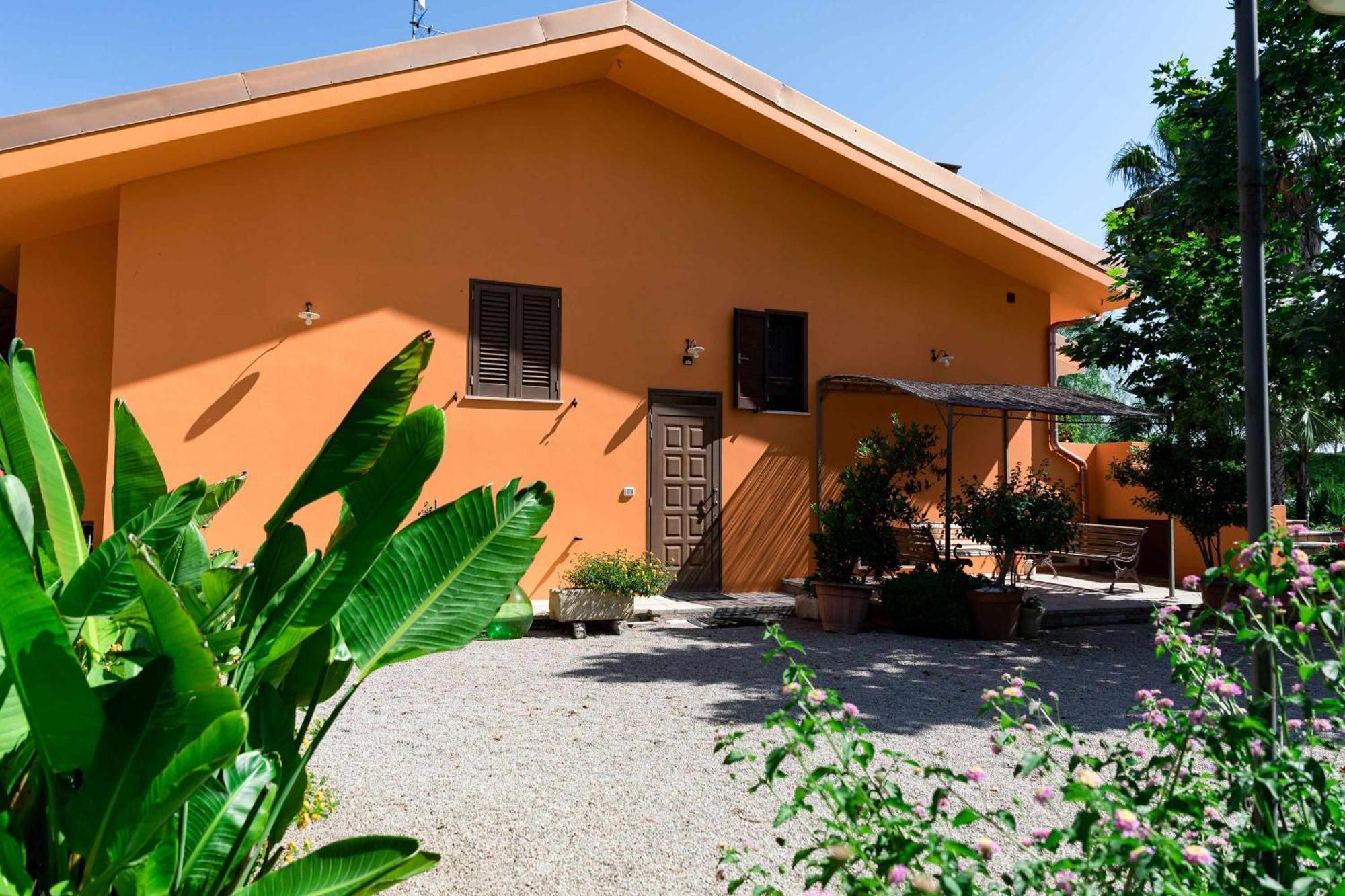 Villa Claudia By Vivimy Parabita Exteriör bild